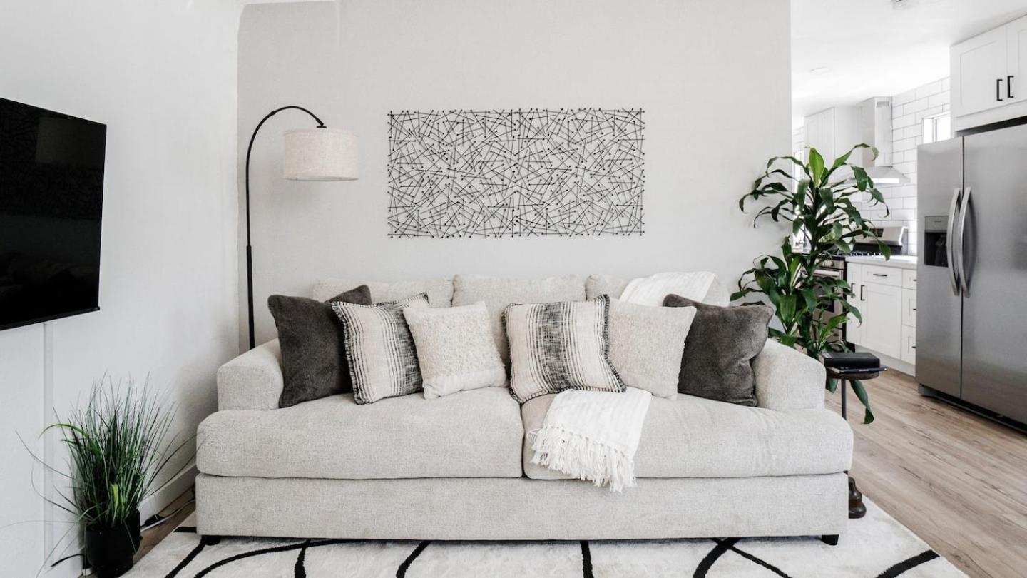 Cozy Private Home, 10-min From Dt, & Parks Apartment