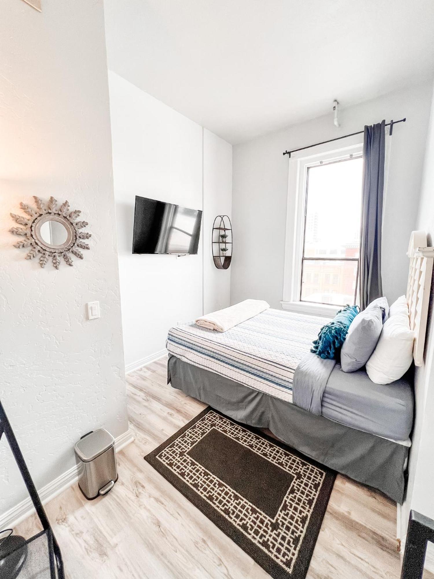 Gaslamp 2bdrm1ba - W Parking & 4 Beds #304 Hotel
