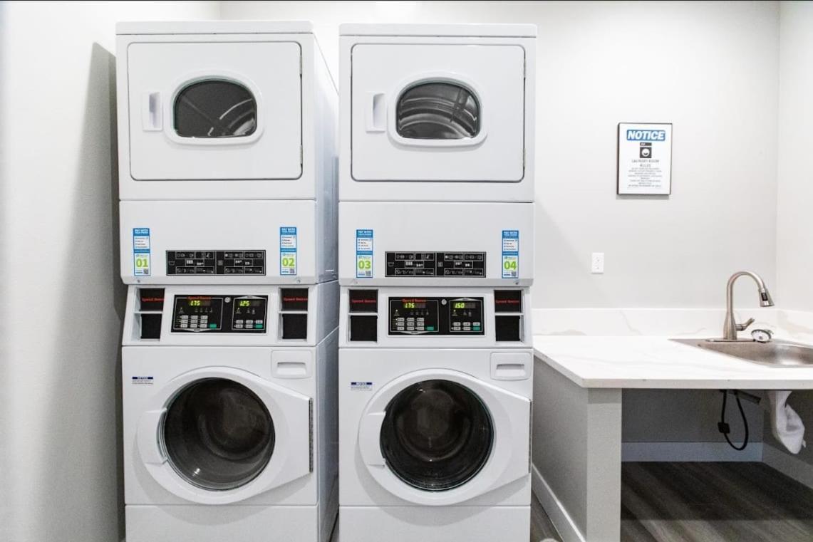 Professionals-restaurants-fastwifi-a C-desk- Pets Apartment