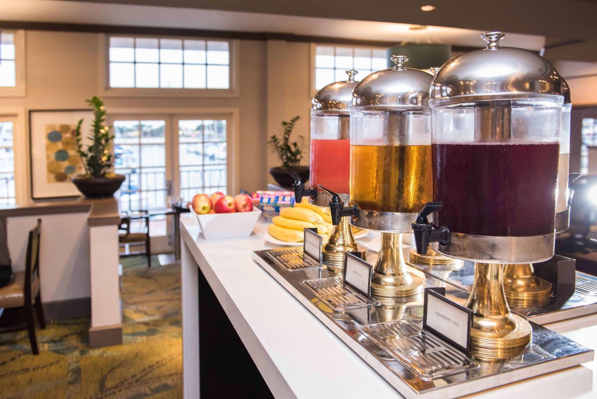 Hilton Airport/harbor Island 3*