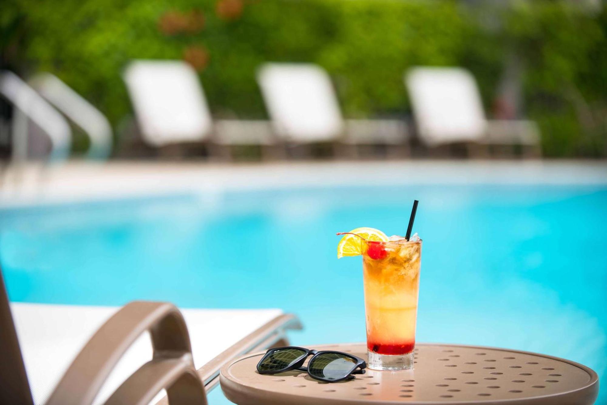 Hilton Airport/harbor Island Hotel