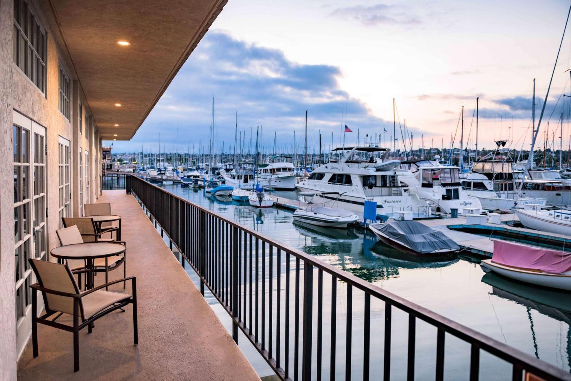 Hilton Airport/harbor Island 3*