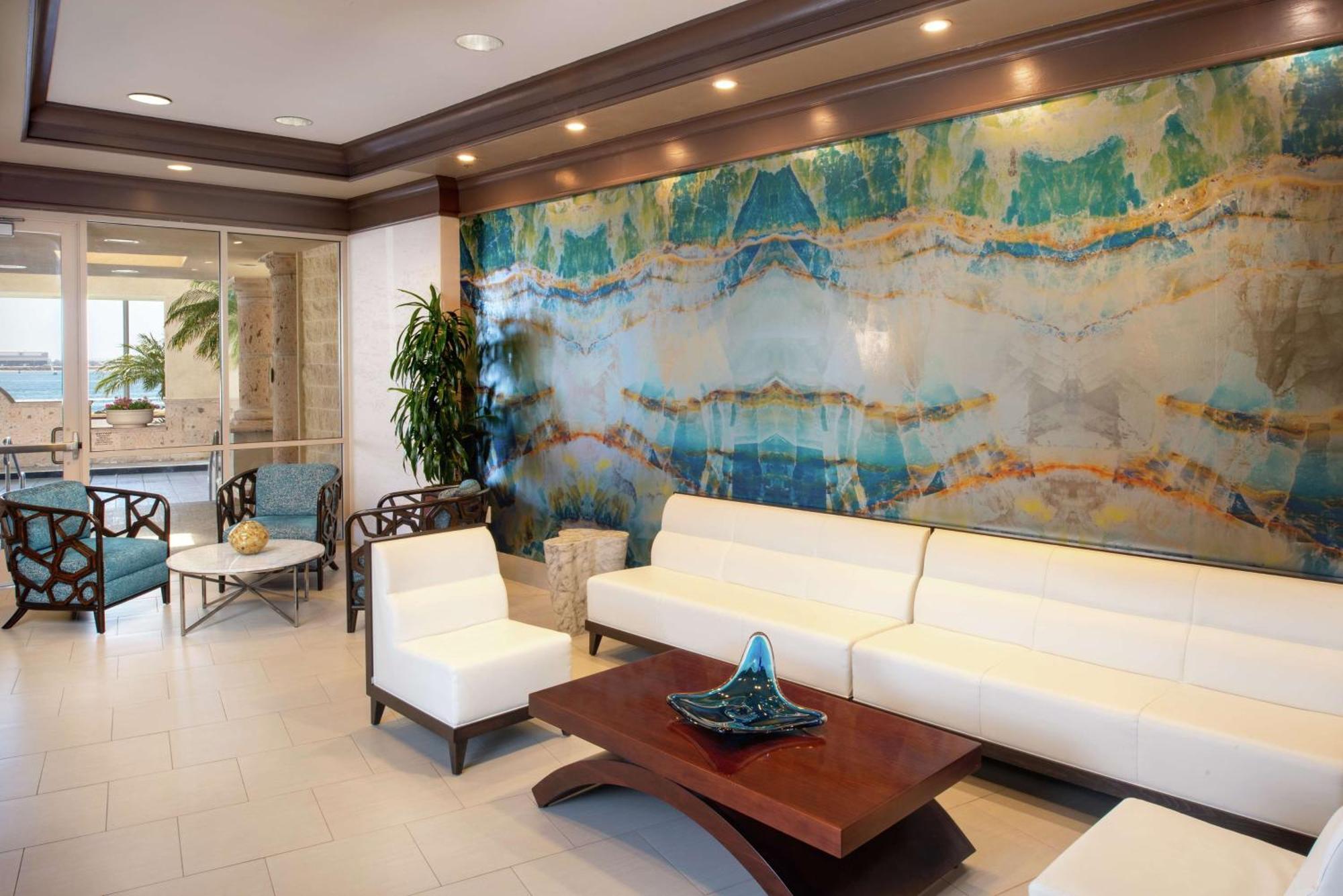Hilton Airport/harbor Island 3*