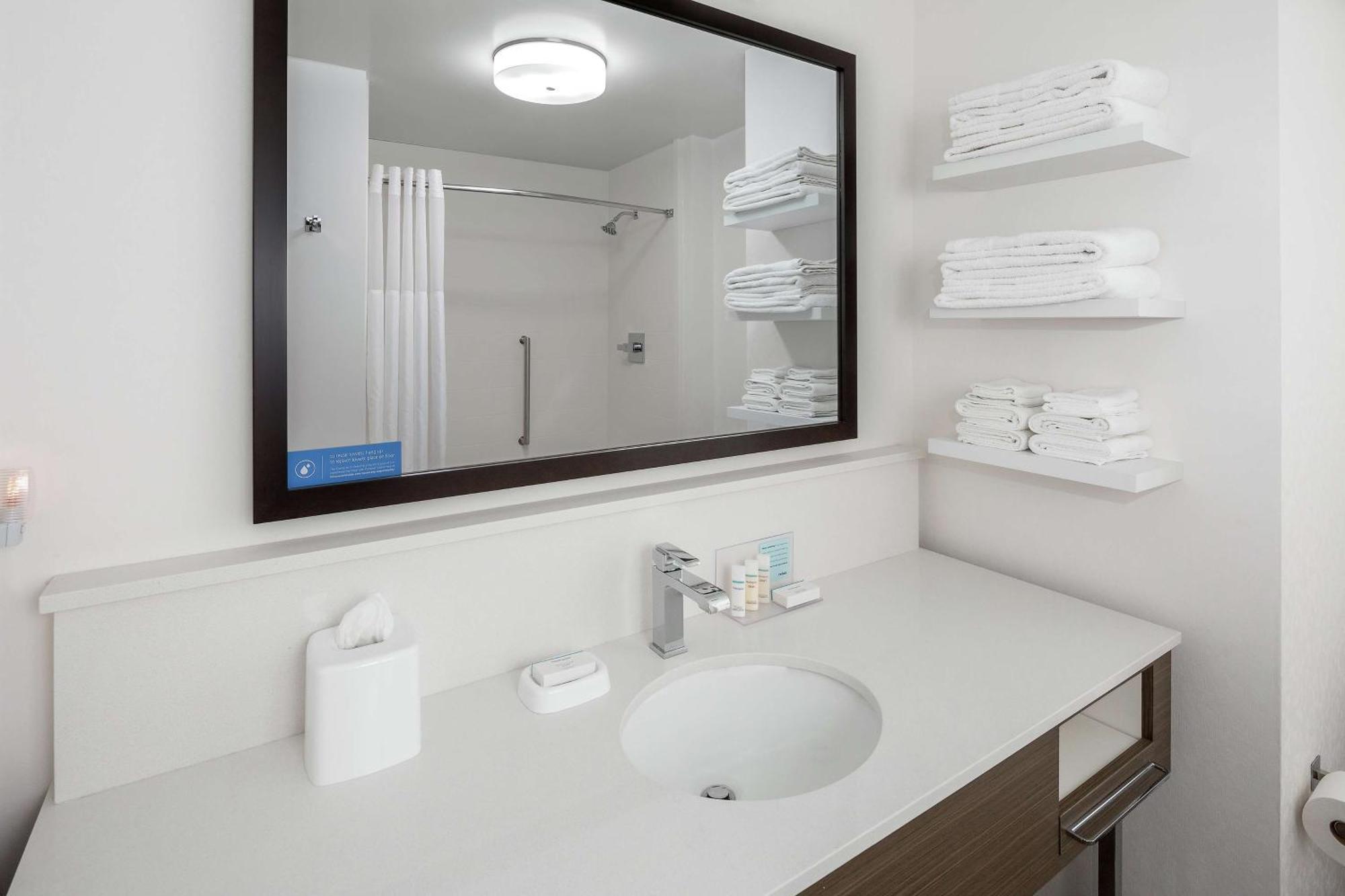Hampton & Airport Liberty Station Hotel 3*