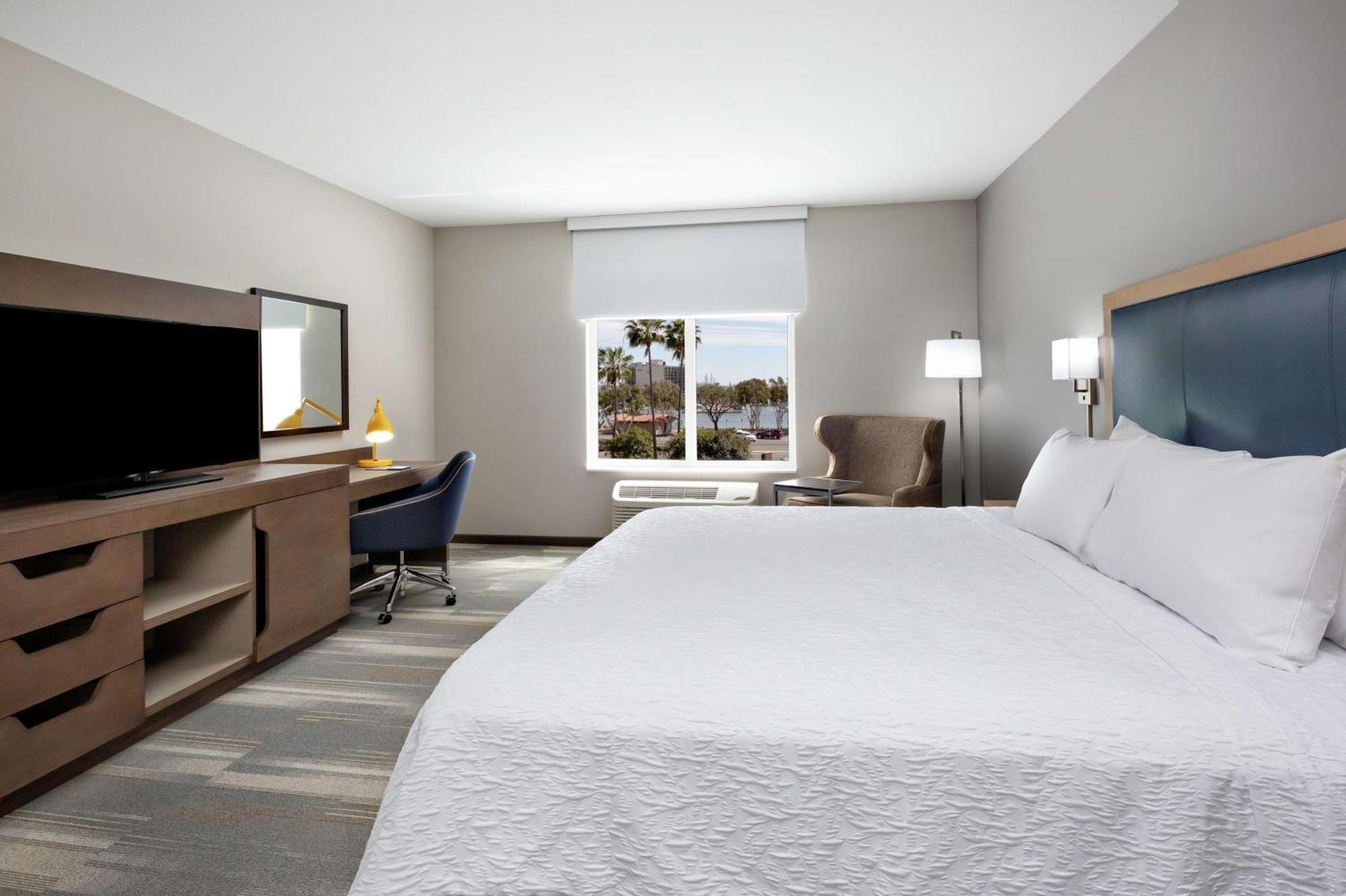 Hampton & Airport Liberty Station Hotel 3*