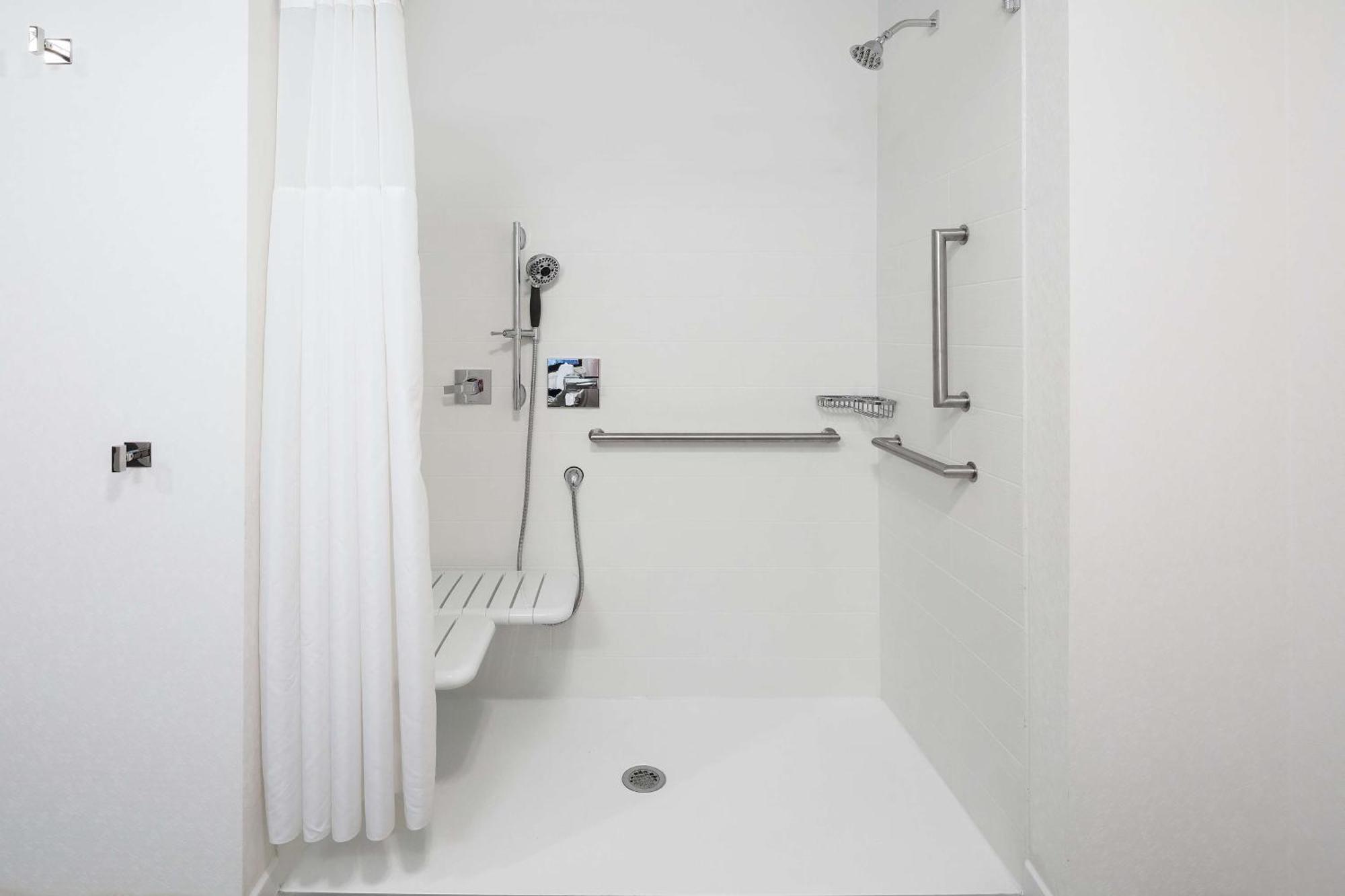 Hampton & Airport Liberty Station Hotel 3*
