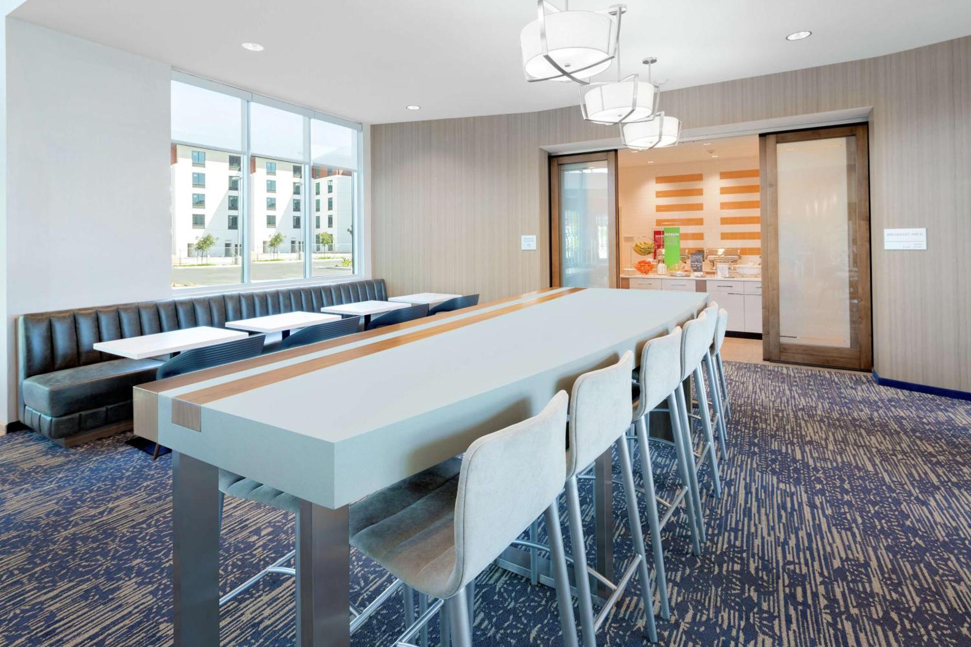 Hampton & Airport Liberty Station Hotel 3*