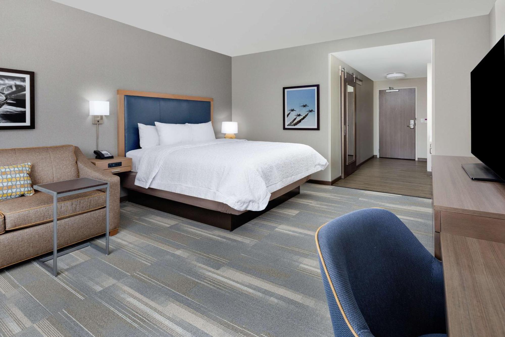 Hotel Hampton & Airport Liberty Station 3*