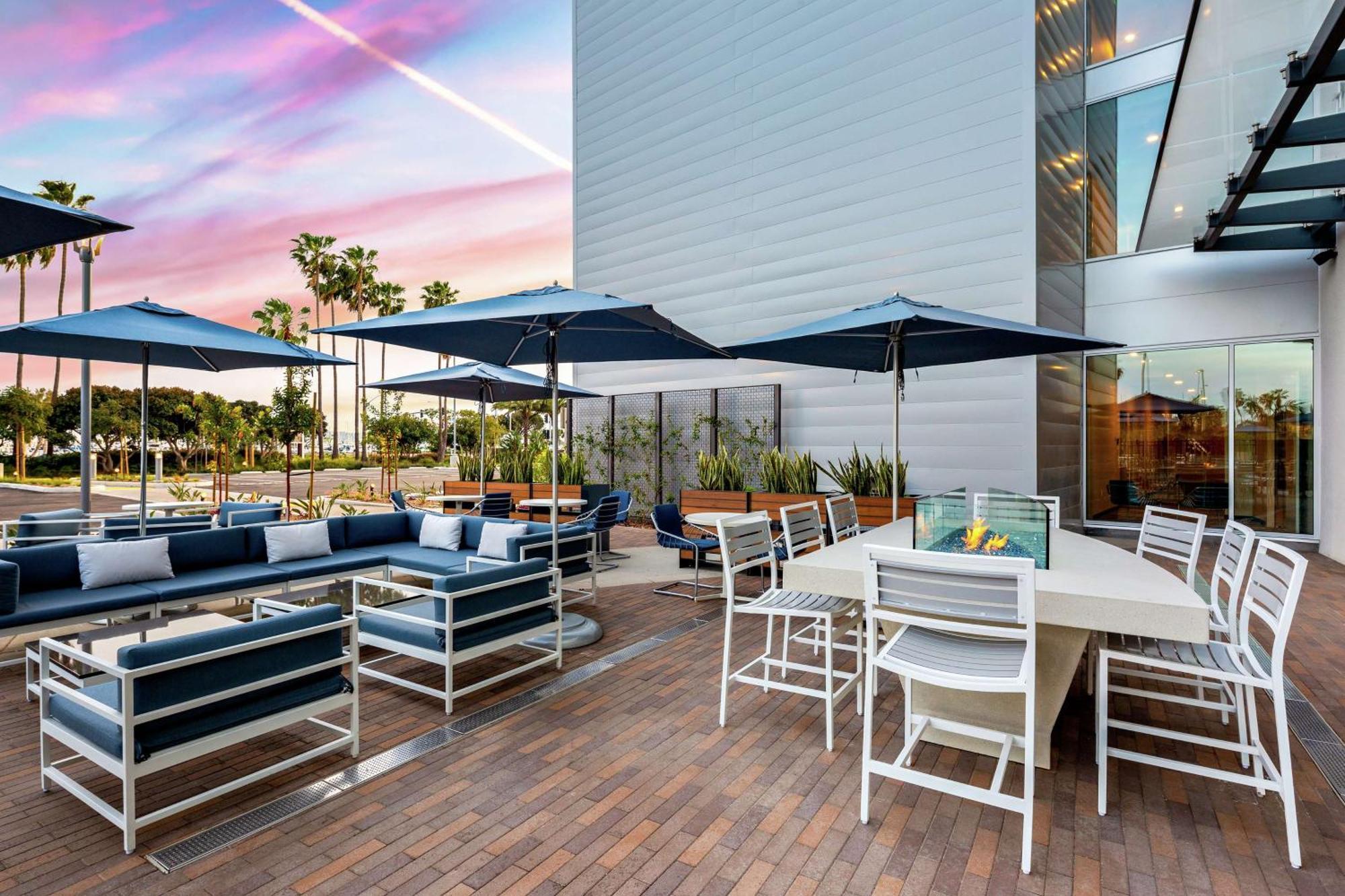 Hotel Hampton & Airport Liberty Station 3*