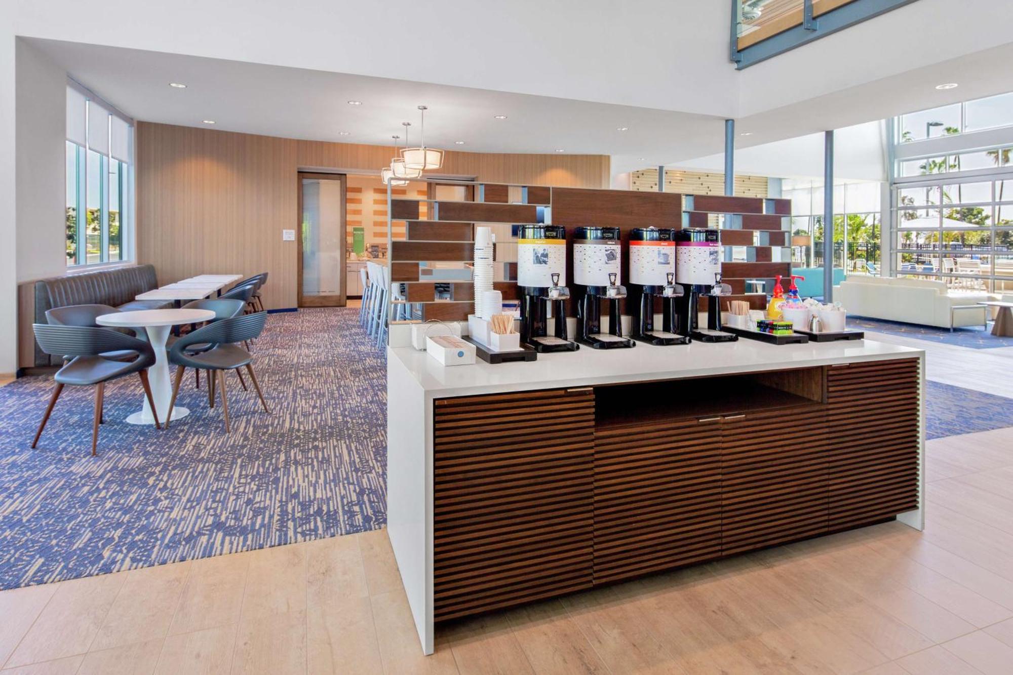 Hampton & Airport Liberty Station Hotel 3*