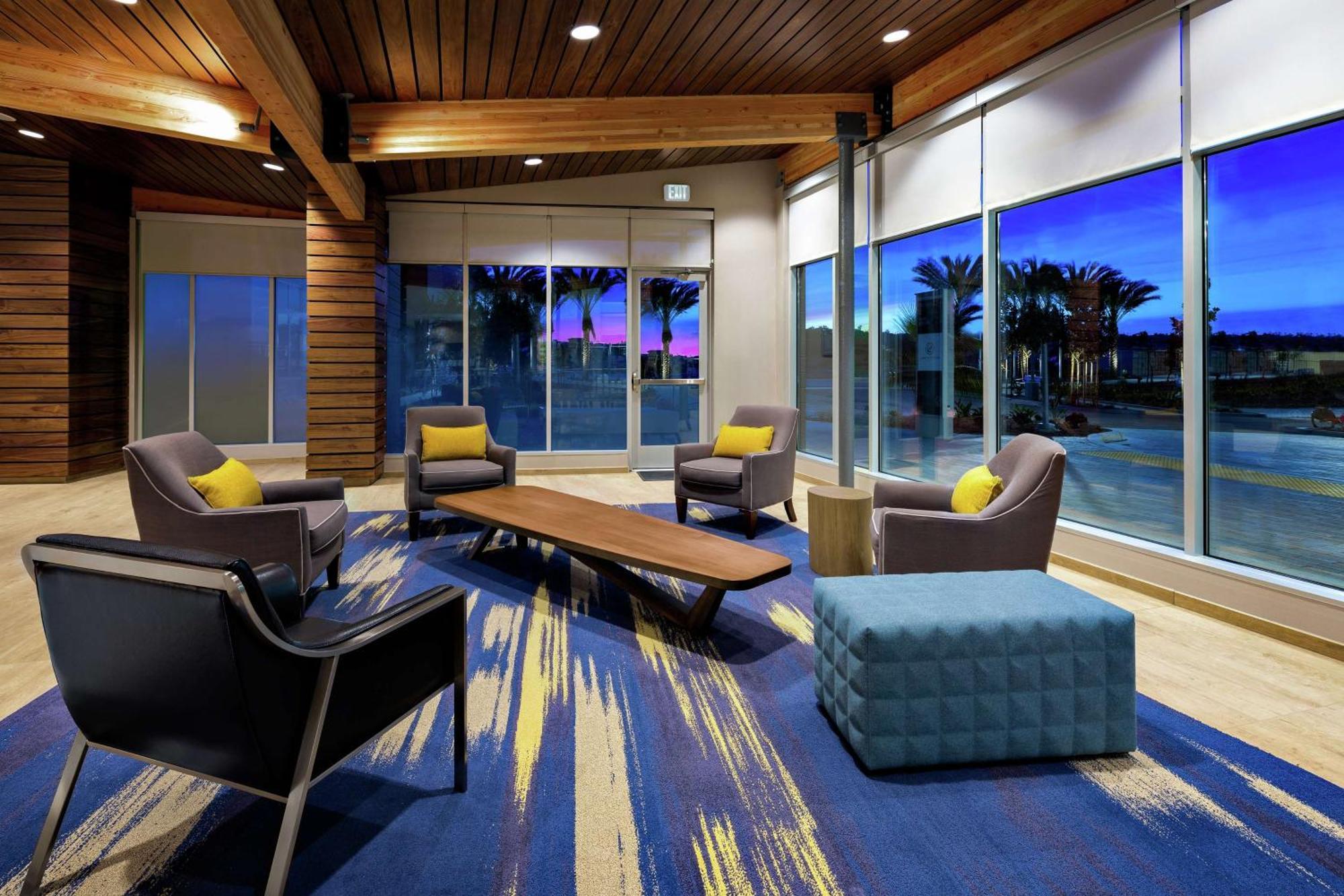 Hampton & Airport Liberty Station Hotel 3*