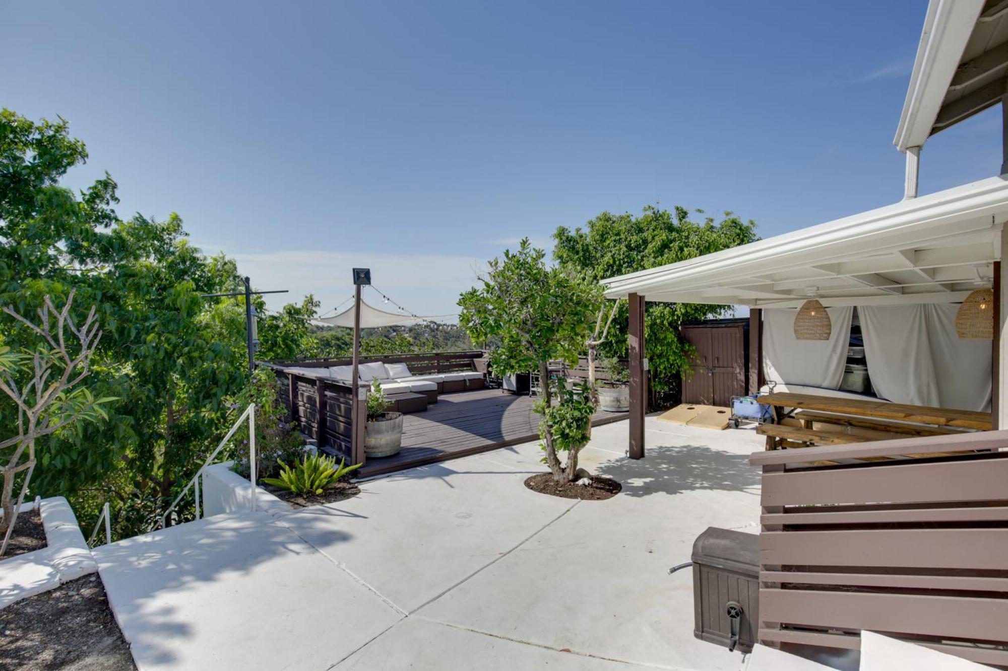 Holiday home Gem With Private Hot Tub, Close To Dtwn! *