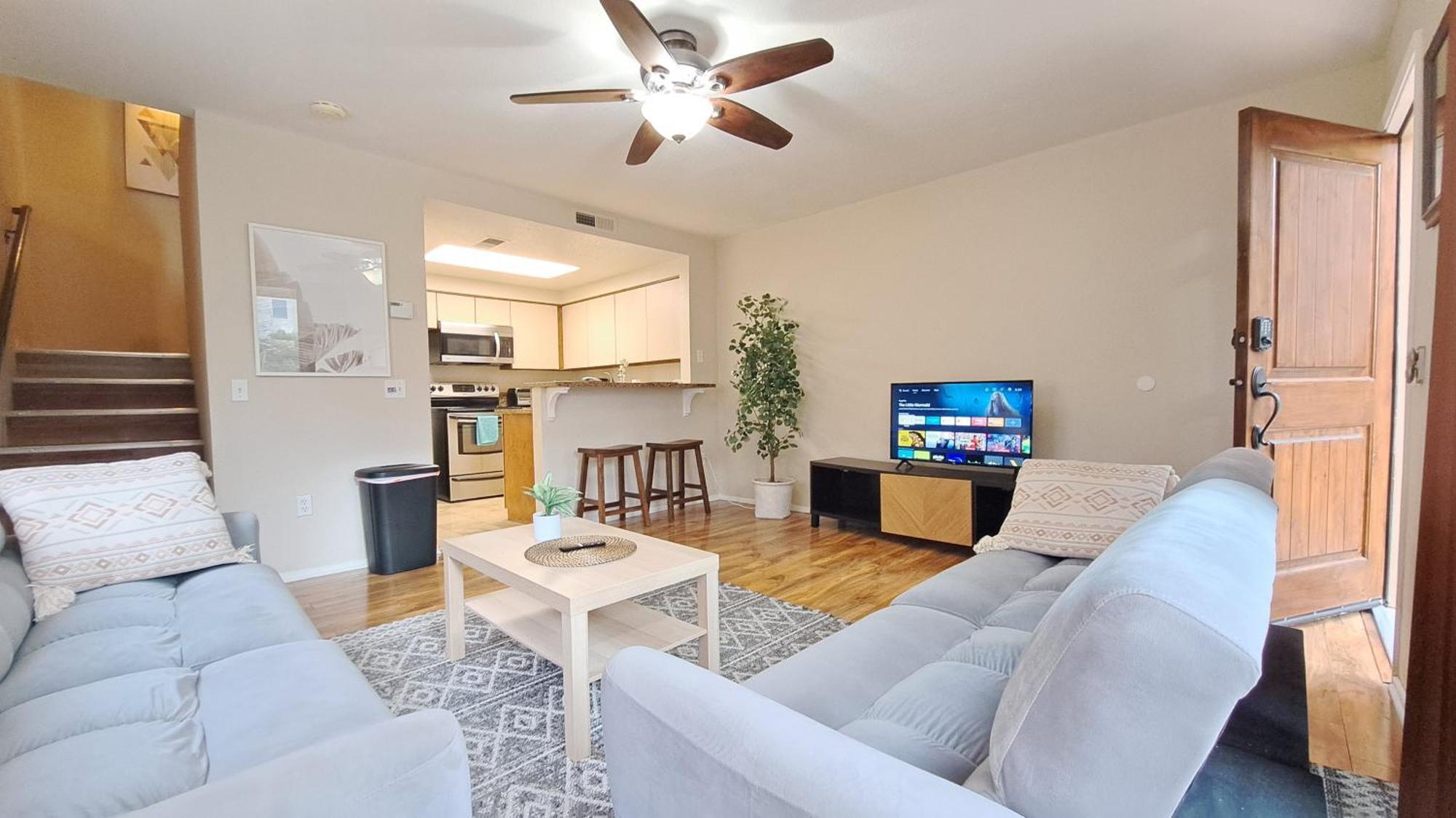 Apartment Corner 2-story One Bedroom La Jolla