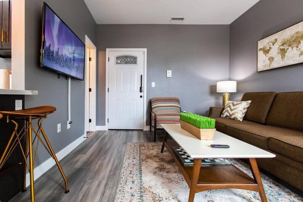 Professionals-restaurants-fast-wifi-a C-w D-pets Apartment San Diego