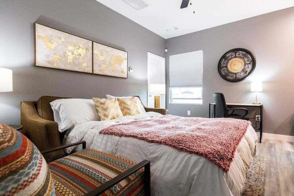 Professionals-restaurants-fast-wifi-a C-w D-pets Apartment San Diego