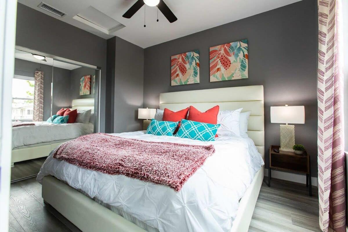 Professionals-restaurants-fast-wifi-a C-w D-pets *