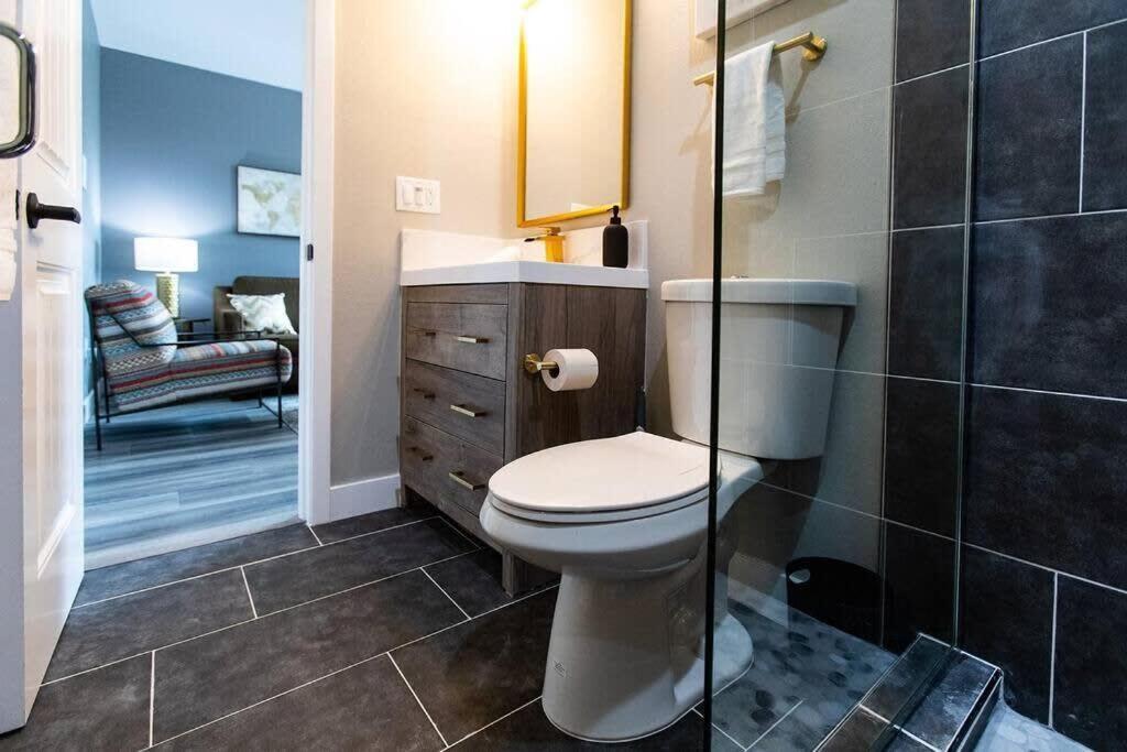 Professionals-restaurants-fast-wifi-a C-w D-pets Apartment *