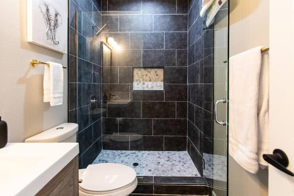 Apartment Professionals-restaurants-fast-wifi-a C-w D-pets