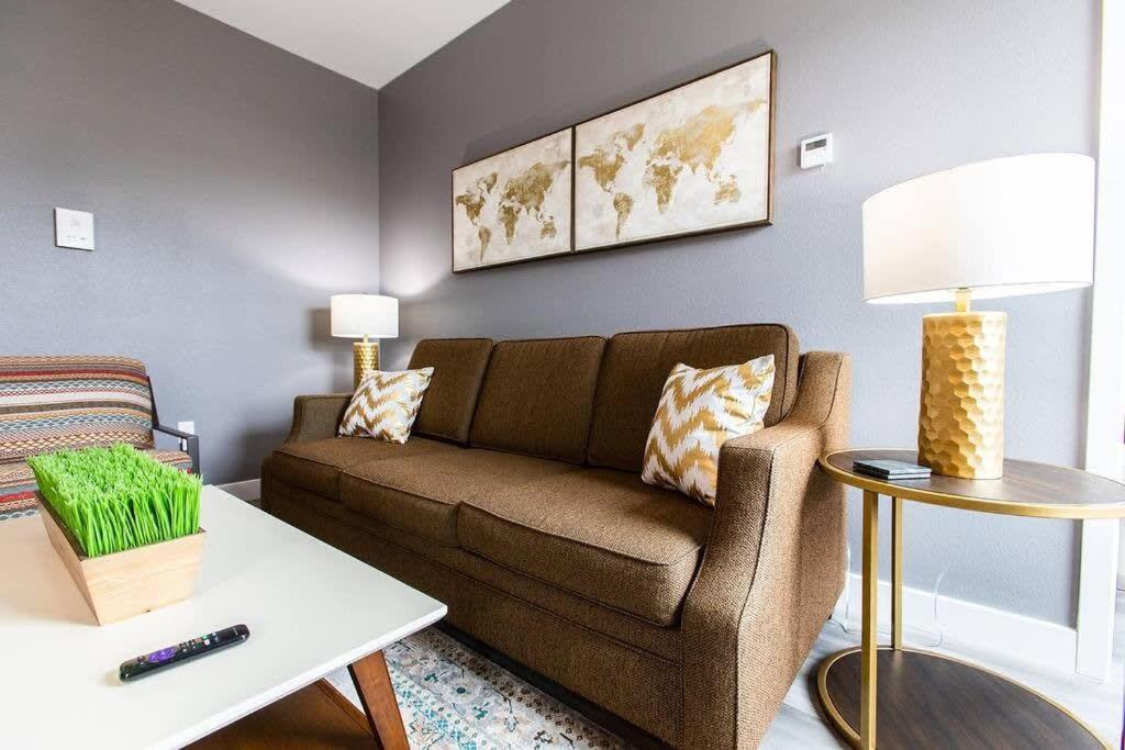 Professionals-restaurants-fast-wifi-a C-w D-pets Apartment