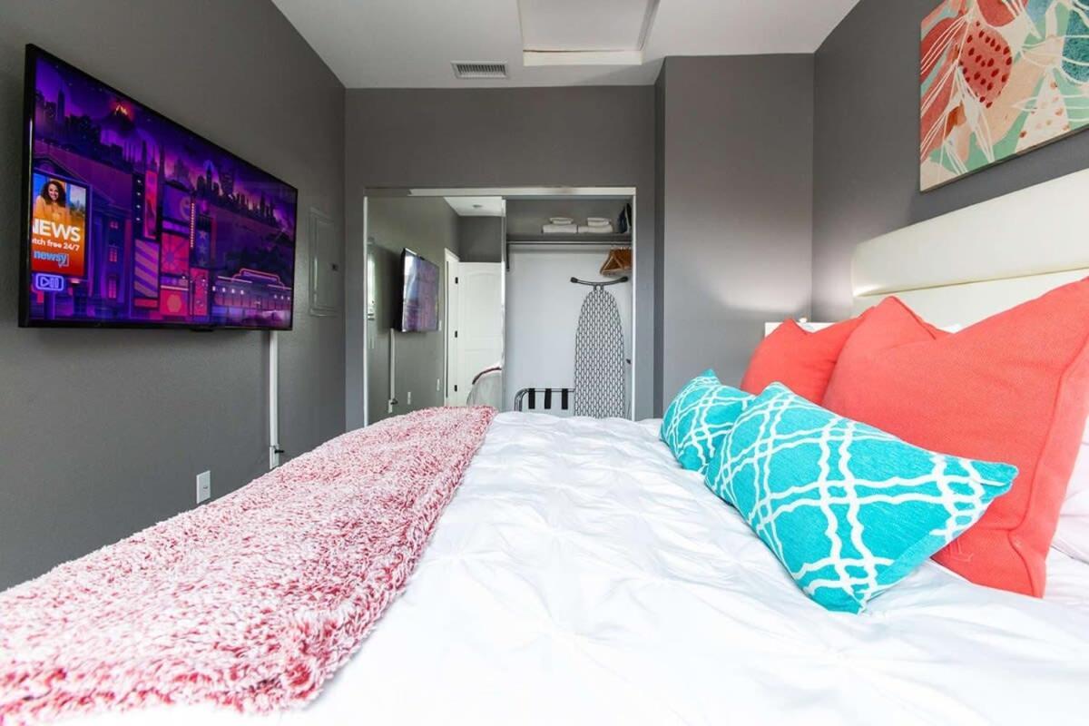 Professionals-restaurants-fast-wifi-a C-w D-pets Apartment San Diego