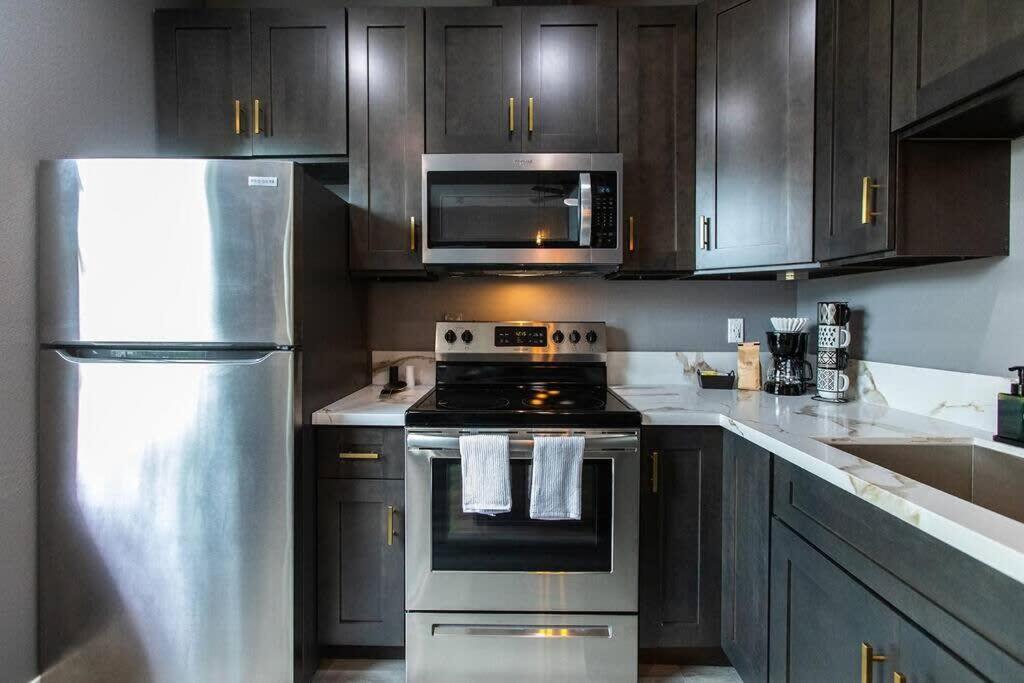 Professionals-restaurants-fast-wifi-a C-w D-pets Apartment San Diego