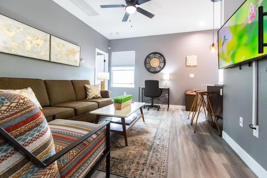 Apartment Professionals-restaurants-fast-wifi-a C-w D-pets San Diego