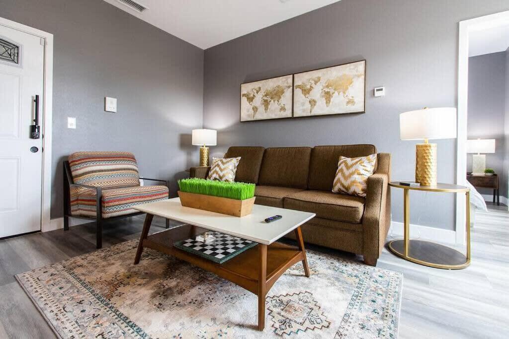 Professionals-restaurants-fast-wifi-a C-w D-pets Apartment San Diego