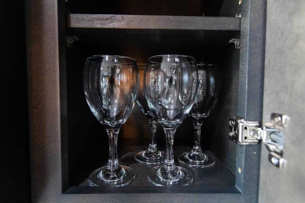 Professionals-restaurants-fast-wifi-a C-w D-pets Apartment