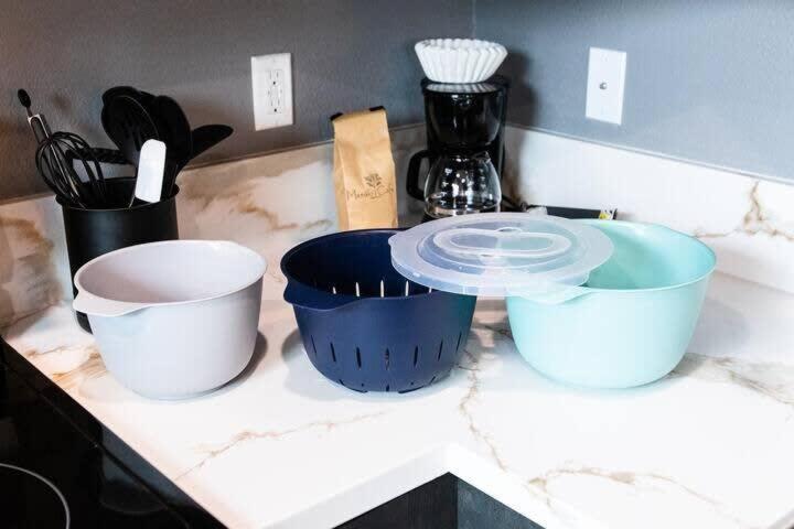 Apartment Professionals-restaurants-fastwifi-a C-desk- Pets San Diego