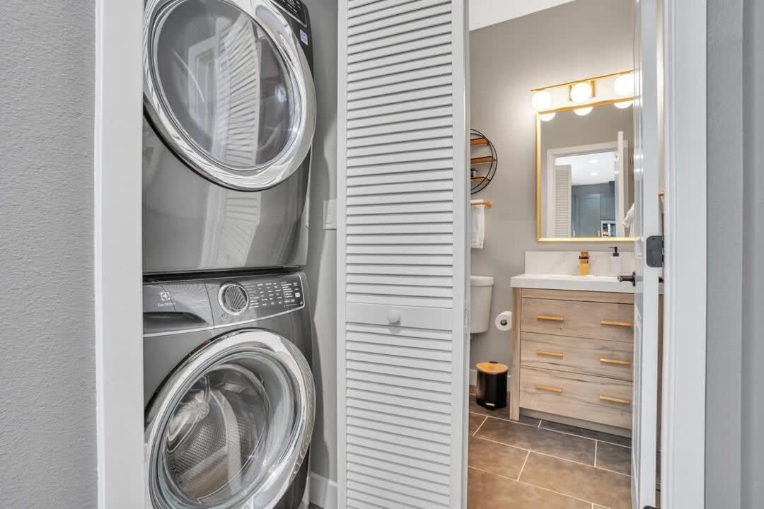 Apartment Professionals-restaurants-fastwifi-a C-desk- Pets San Diego