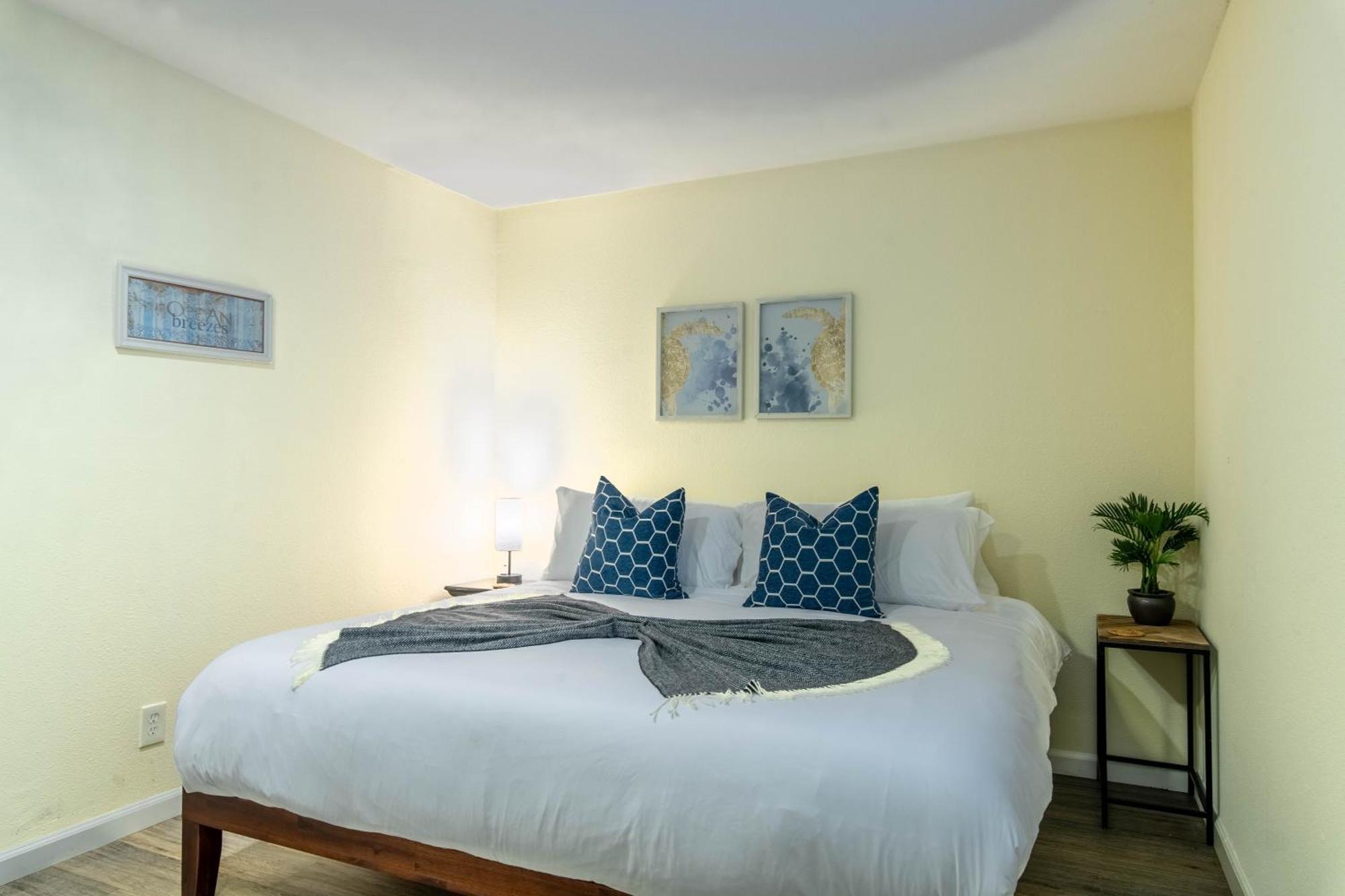 Holiday home Stunning Delight With Hot Tub, Fire Pit, Parking & Walk To Beach! San Diego