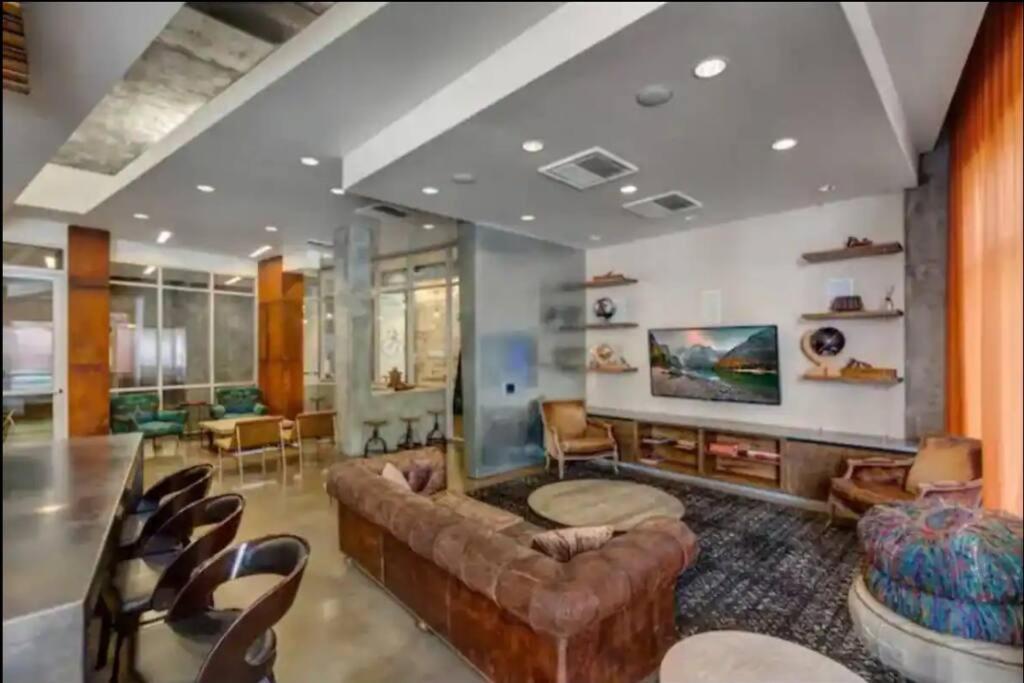 Apartment Sleeps 10 In Gaslamp Quarter Elegant 3 Bedroom Near Convention