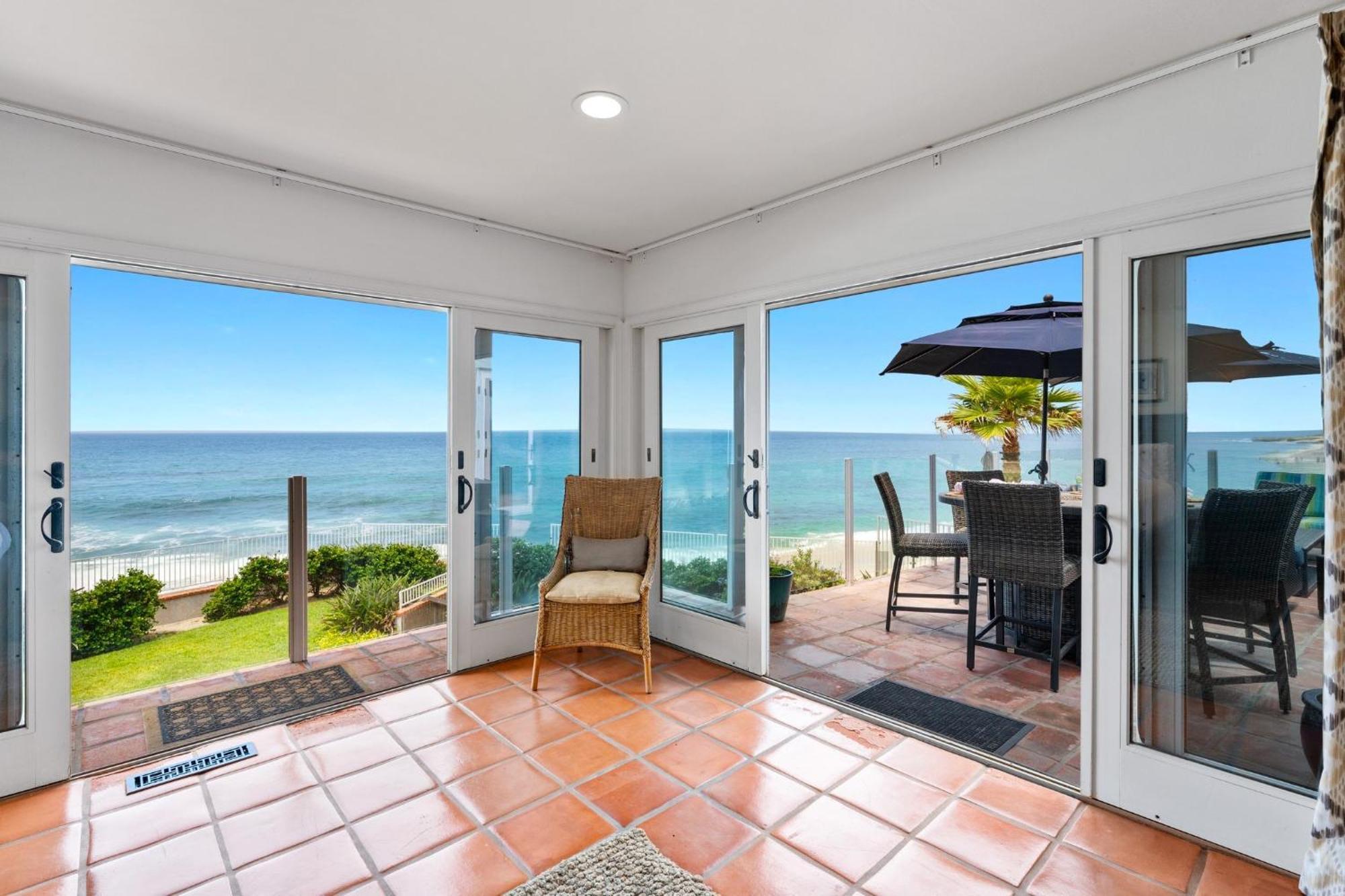 B5250 Playa Vista Beachfront Holiday home