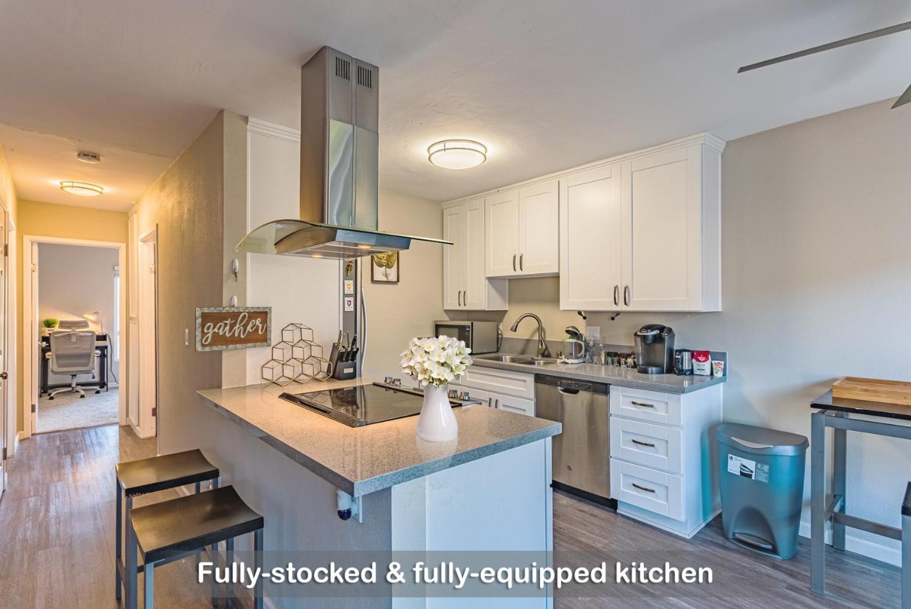 Apartment Entire Modern 2-bedroom With 3 Queen Bed, Free Parking, Pool