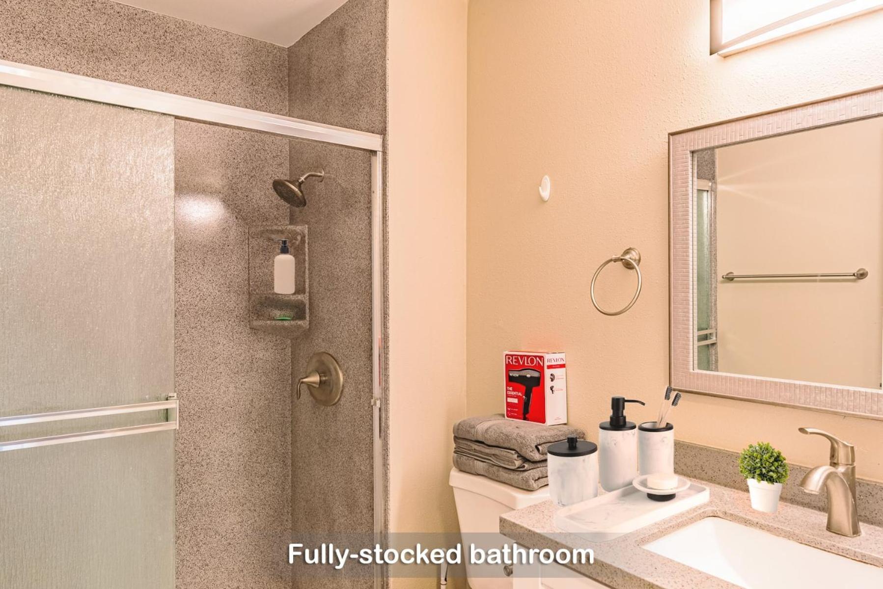 Entire Modern 2-bedroom With 3 Queen Bed, Free Parking, Pool Apartment *