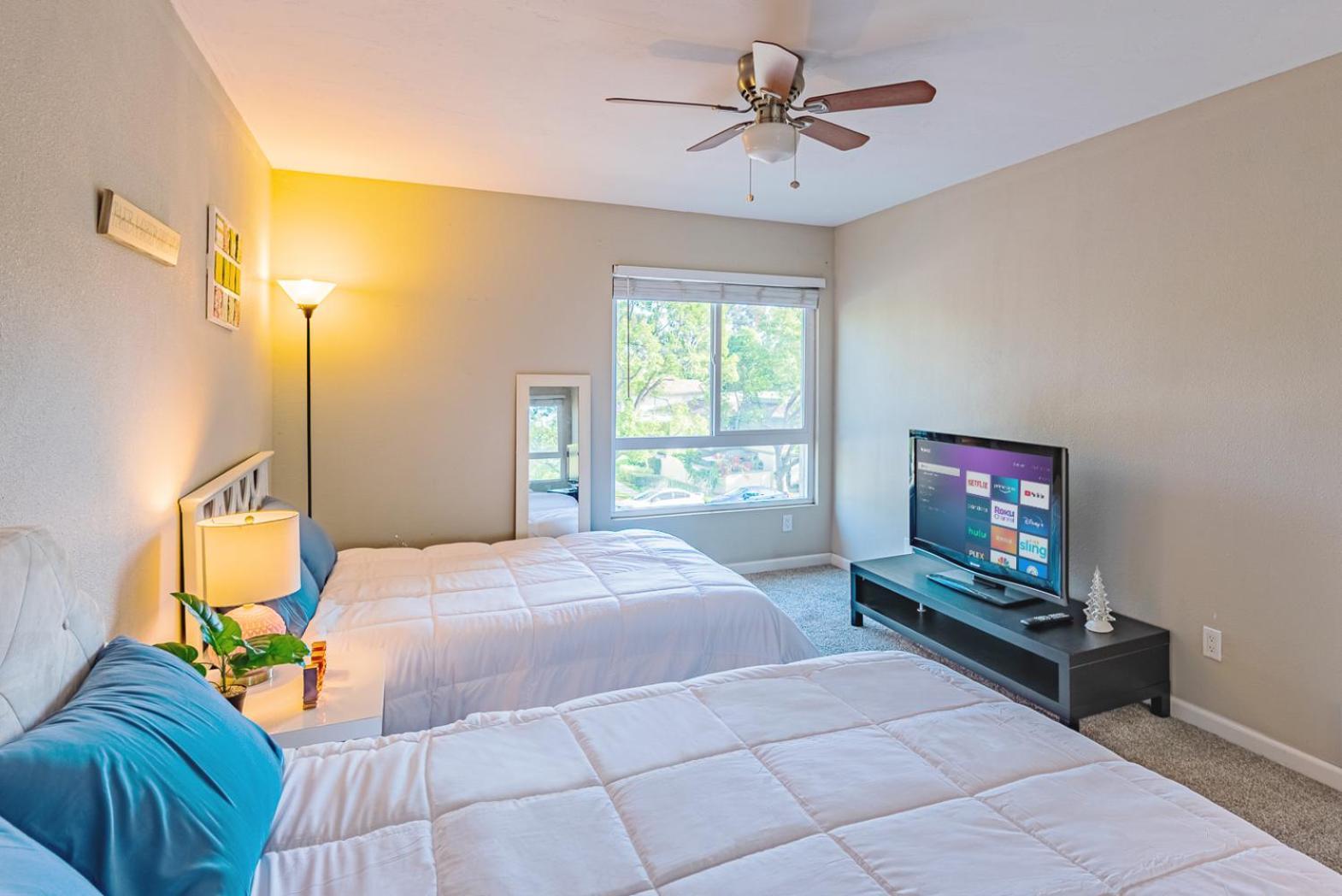 Apartment Entire Modern 2-bedroom With 3 Queen Bed, Free Parking, Pool