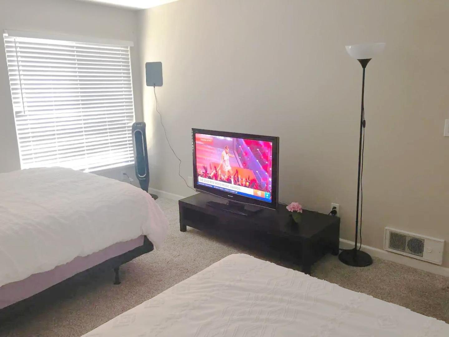 Apartment Entire Modern 2-bedroom With 3 Queen Bed, Free Parking, Pool