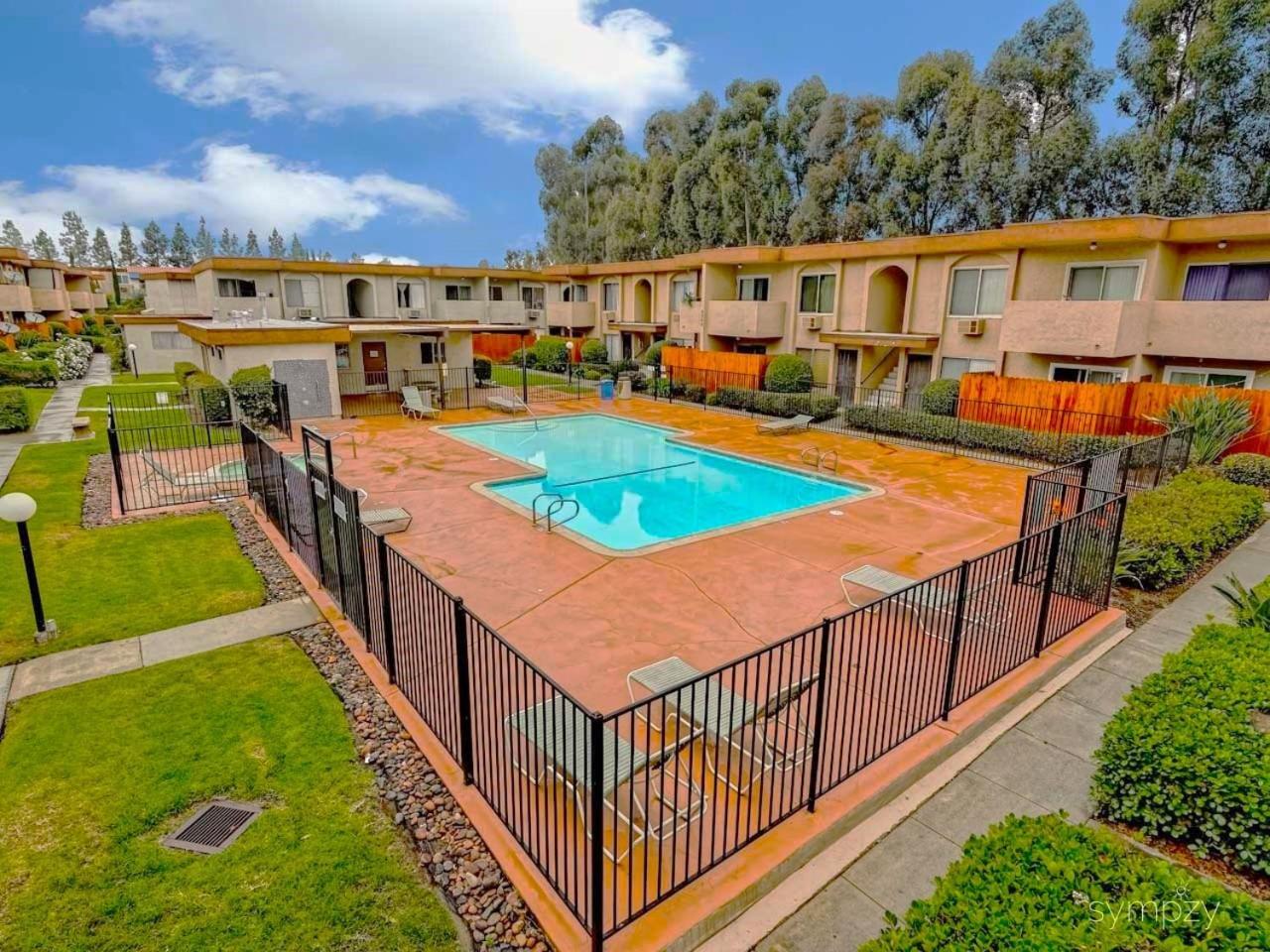 Entire Modern 2-bedroom With 3 Queen Bed, Free Parking, Pool