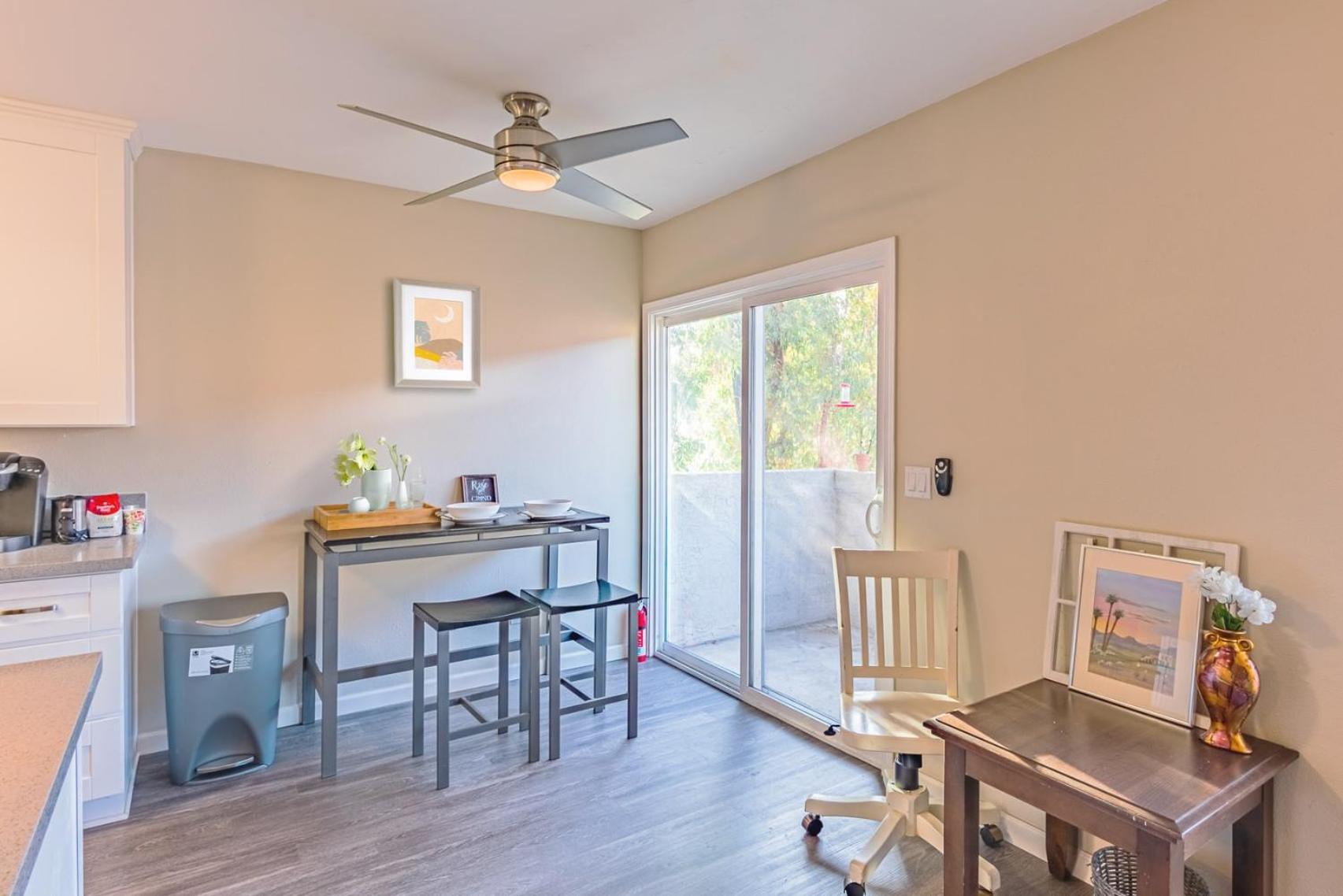 Entire Modern 2-bedroom With 3 Queen Bed, Free Parking, Pool Apartment San Diego