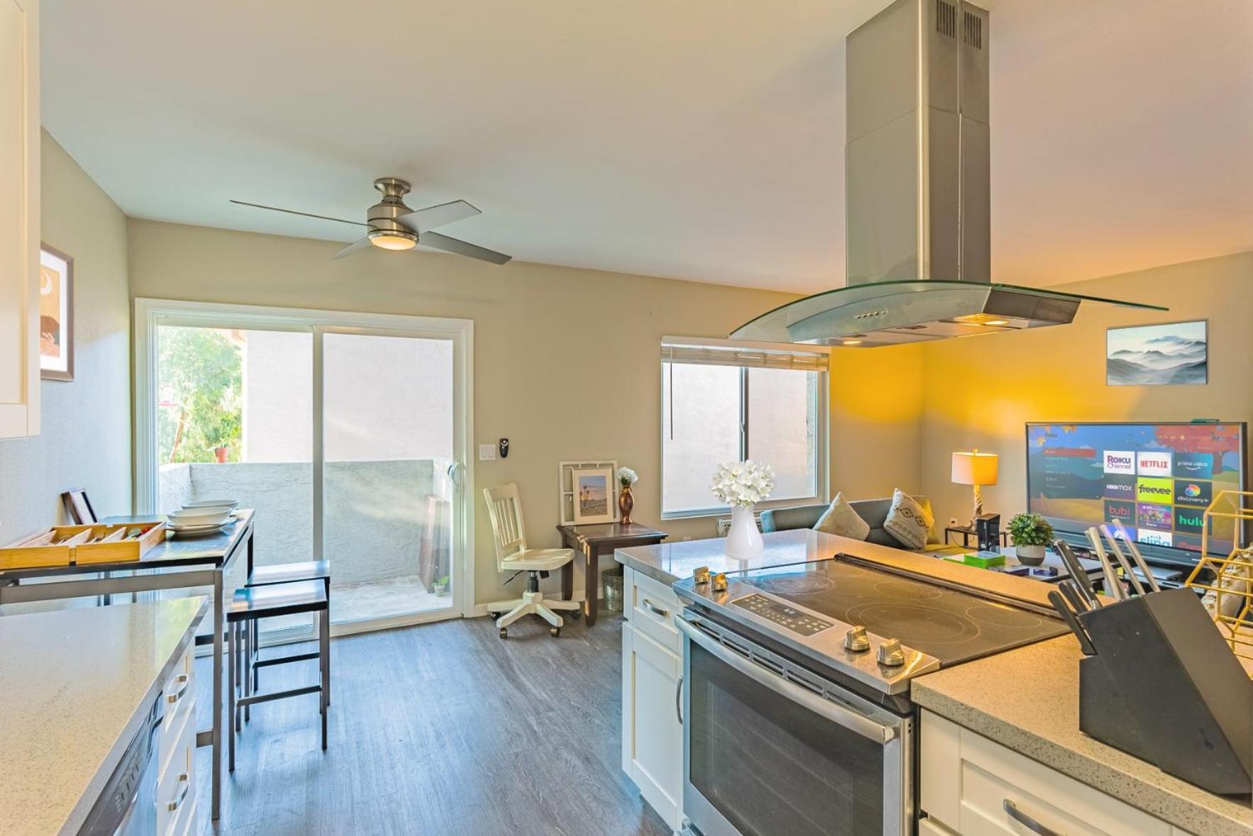 Entire Modern 2-bedroom With 3 Queen Bed, Free Parking, Pool San Diego