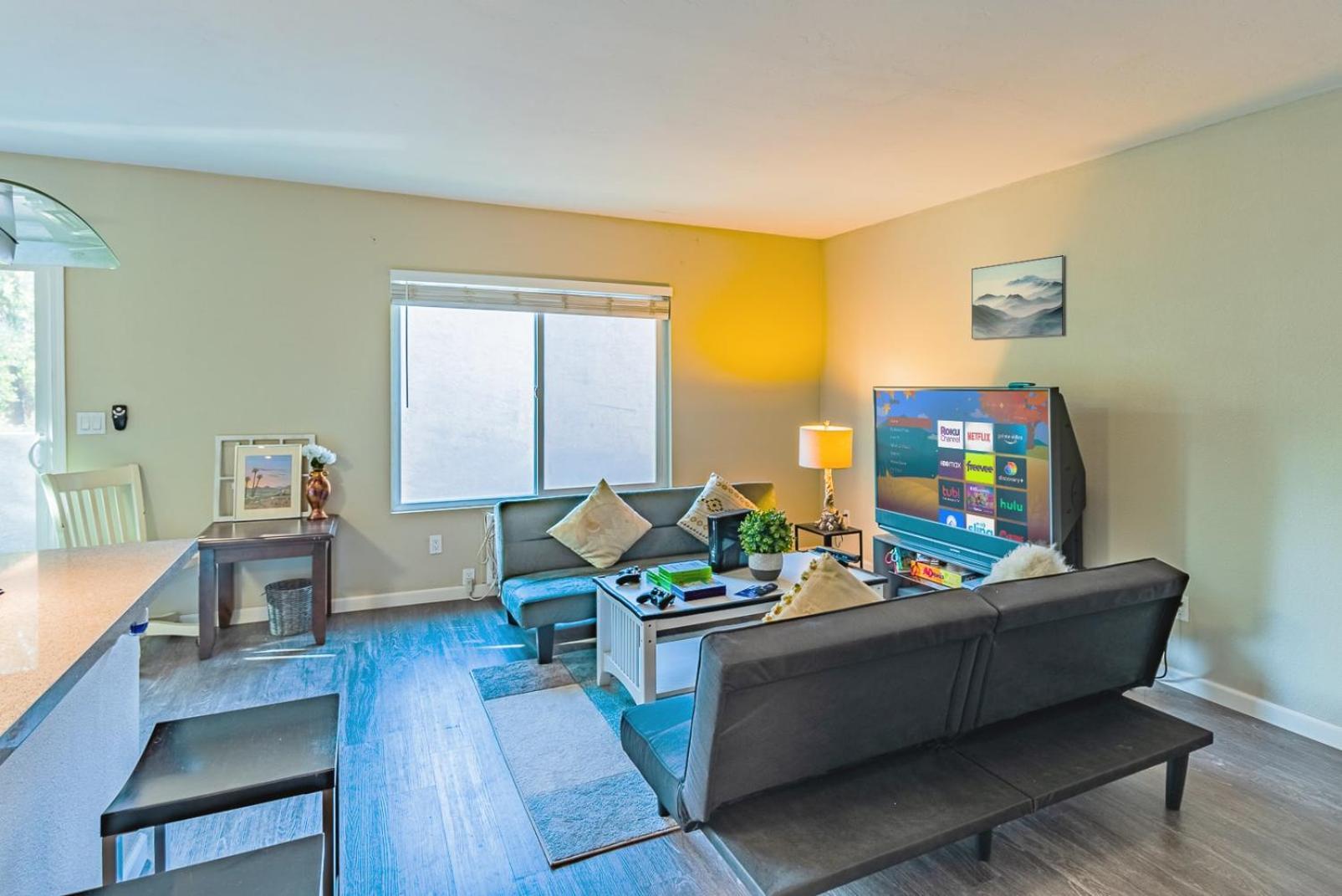 Entire Modern 2-bedroom With 3 Queen Bed, Free Parking, Pool