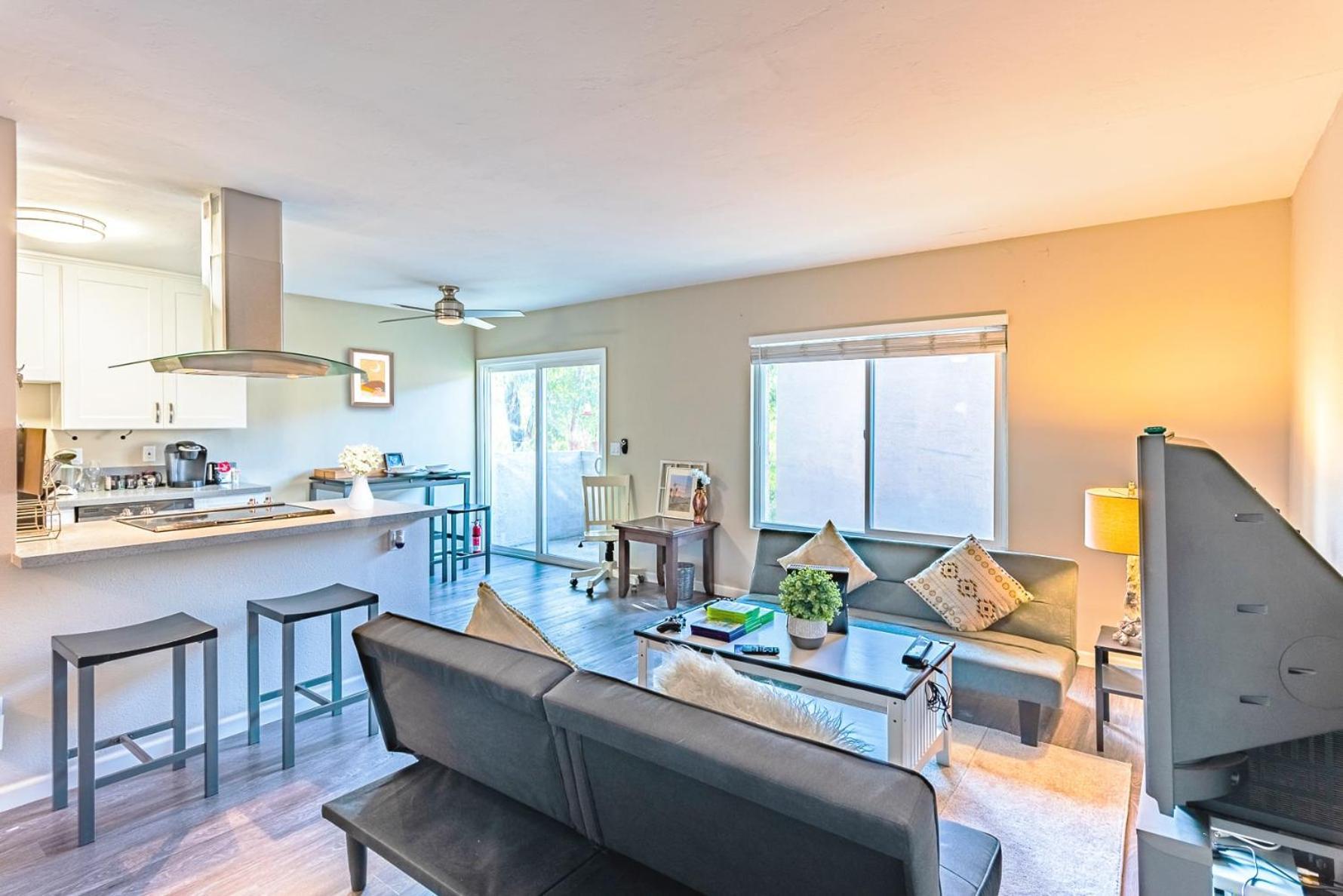 Entire Modern 2-bedroom With 3 Queen Bed, Free Parking, Pool