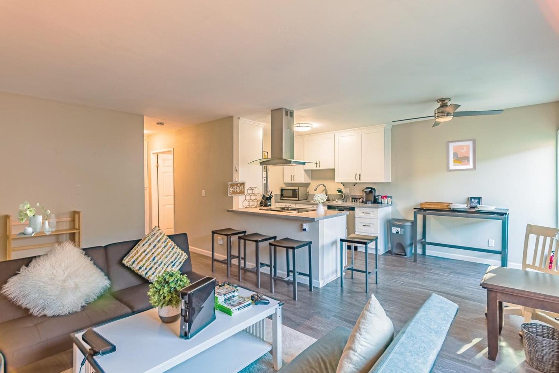 Entire Modern 2-bedroom With 3 Queen Bed, Free Parking, Pool Apartment *