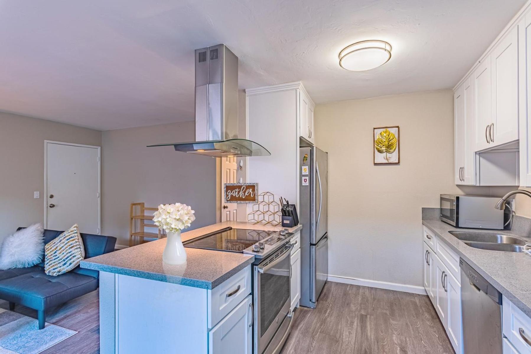 Entire Modern 2-bedroom With 3 Queen Bed, Free Parking, Pool Apartment San Diego