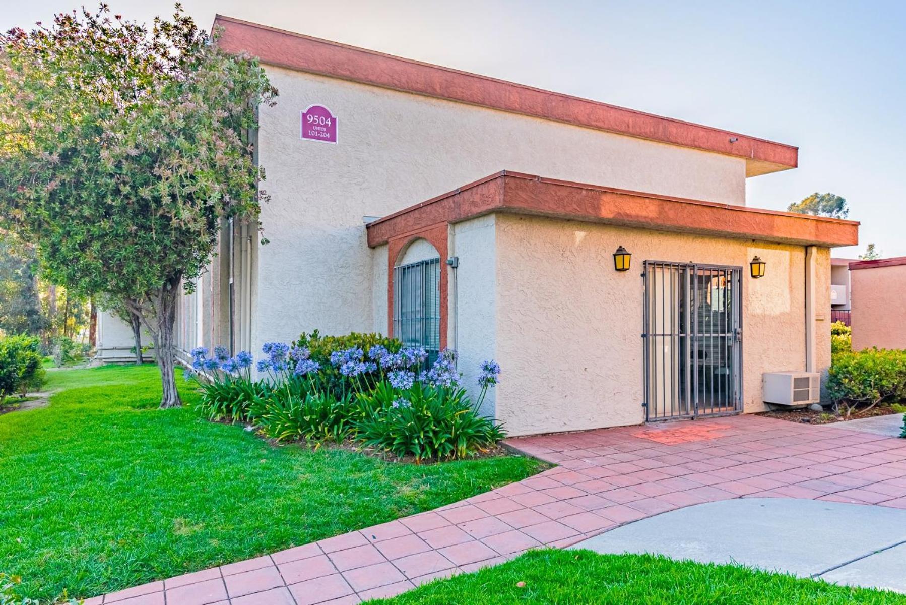 Entire Modern 2-bedroom With 3 Queen Bed, Free Parking, Pool Apartment