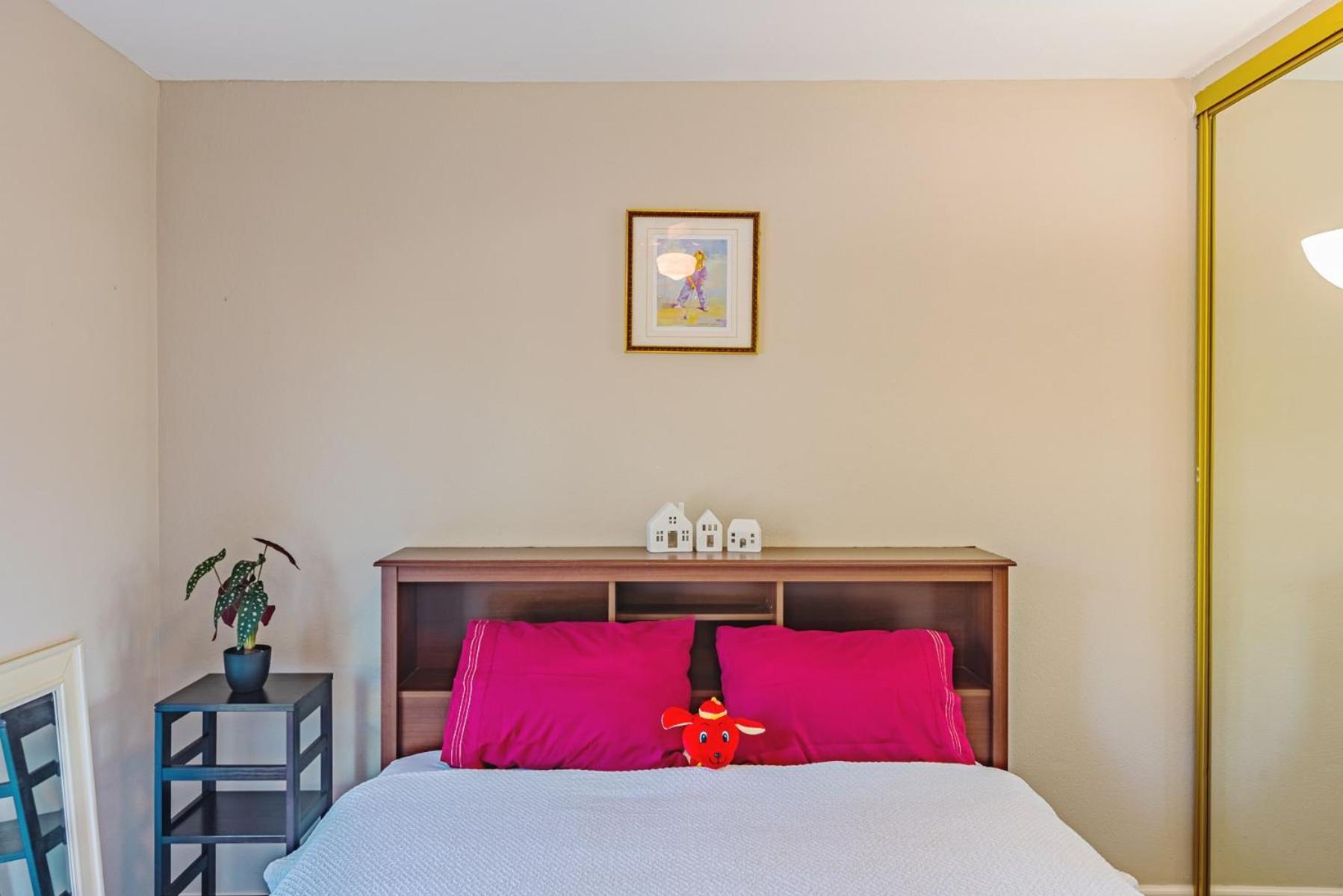 Entire Modern 2-bedroom With 3 Queen Bed, Free Parking, Pool *