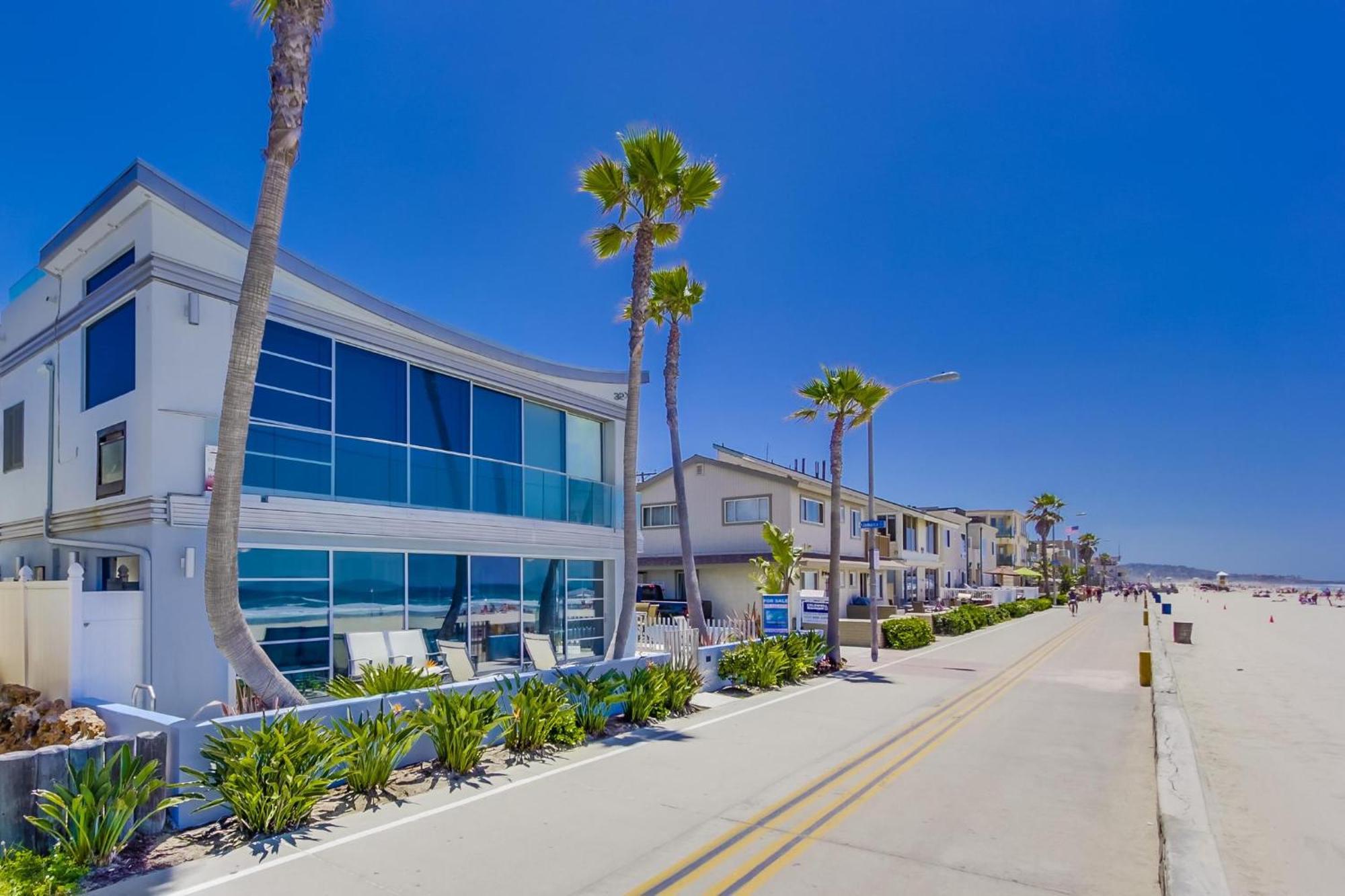 B5315 Liquid Blue I Apartment San Diego