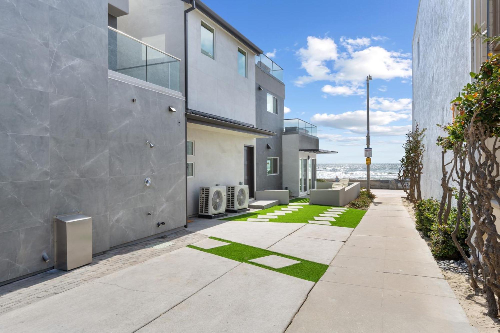 B5129 Bluewater Oceanfront 1 North *