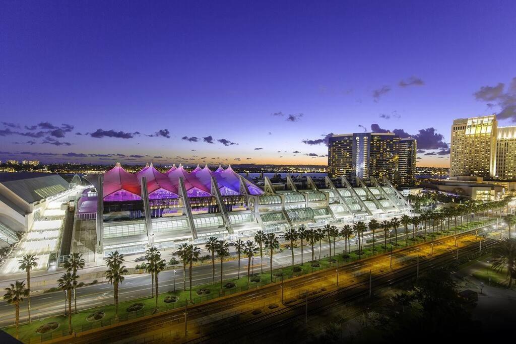 Bayviews Lux One-bedroom 1min To Petco Park Convention Center Gaslamp Pool, Hot Tub San Diego