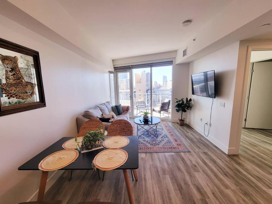 Apartment Bayviews Lux One-bedroom 1min To Petco Park Convention Center Gaslamp Pool, Hot Tub